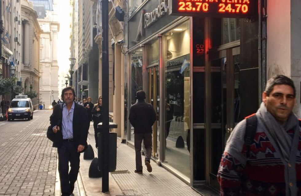 El dólar cerró a $24,90, tras la intervención del Banco Central