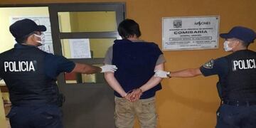 El detenido tiene 40 años e intentó agredir a los policías\u002E