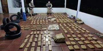La droga fue encontrada junto a cubiertas para auto de origen chino\u002E