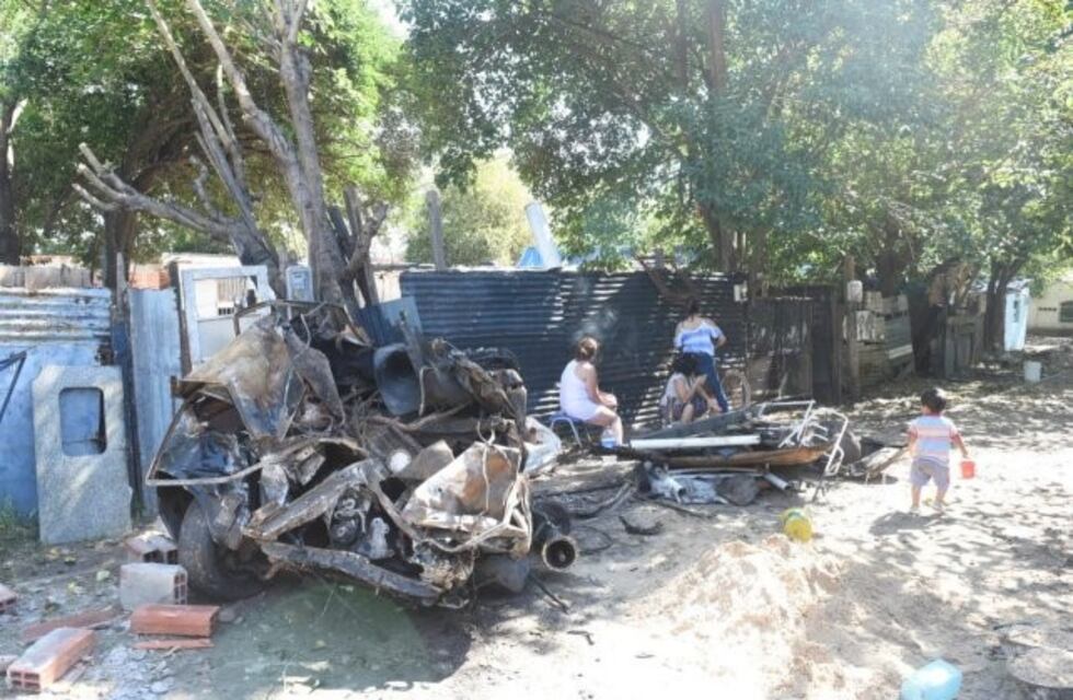 Un tren arrolló un auto abandonado sobre las vías y destruyó cuatro casillas