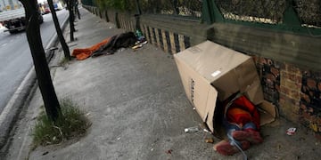 People sleep on the sidewalk, one of them inside a cardboard box, in Buenos Aires, Argentina July 5, 2017\u002E REUTERS/Marcos Brindicci ciudad de buenos aires recorrida pobreza en la ciudad de buenos aires crisis economica pobres pobreza gente durmiendo en la calle