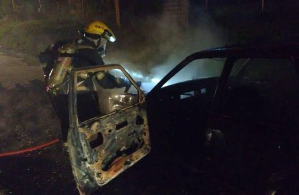 Santa Rosa: un auto se incendió en su totalidad