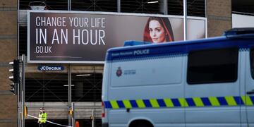 A police officer stands at a cordon outside a carpark for Manchester Victoria station close to the Manchester Arena in Manchester, northwest England on May 23, 2017 following a deadly terror attack at a concert at the Manchester Aren the night before. nTwenty two people have been killed and dozens injured in Britain's deadliest terror attack in over a decade after a suspected suicide bomber targeted fans leaving a concert of US singer Ariana Grande in Manchester. / AFP PHOTO / Ben STANSALL