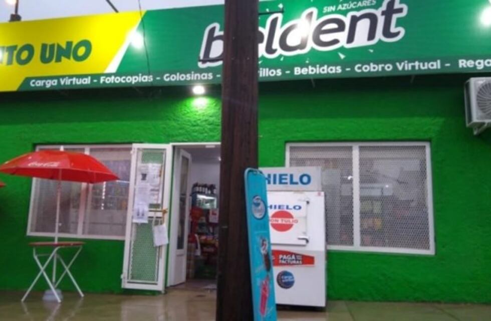 Amenazaron con una piedra a dos personas y robaron dinero de un comercio