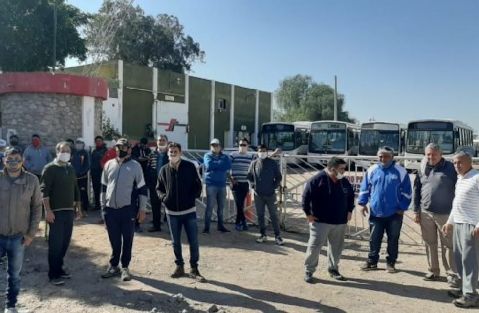 Aseguraron el pago de haberes y de aguinaldo a los empleados del transporte