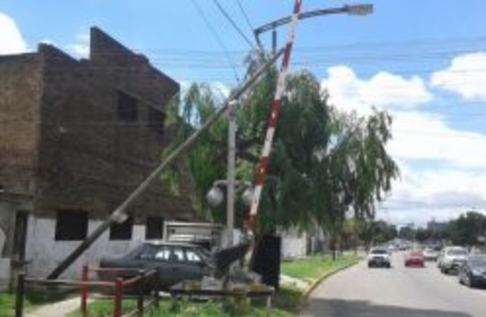 El fuerte viento tumbó un poste de luz en barrio Azcuénaga Sur