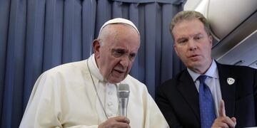 GB181\u002E In Flight (---), 26/08/2018\u002E- Pope Francis (L), flanked by Vatican spokesperson Greg Burke (R), listens to a journalist's question during a press conference aboard the flight to Rome at the end of his two-day visit to Ireland, 26 August 2018\u002E The pontiff was in Ireland on 25 and 26 August 2018 to attend the World Meeting of Families (WMOF) 2018\u002E (Papa, Roma, Irlanda) EFE/EPA/GREGORIO BORGIA / POOL