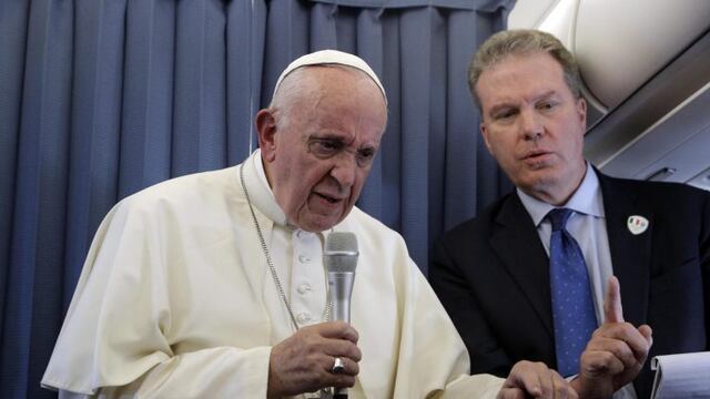 GB181\u002E In Flight (---), 26/08/2018\u002E- Pope Francis (L), flanked by Vatican spokesperson Greg Burke (R), listens to a journalist's question during a press conference aboard the flight to Rome at the end of his two-day visit to Ireland, 26 August 2018\u002E The pontiff was in Ireland on 25 and 26 August 2018 to attend the World Meeting of Families (WMOF) 2018\u002E (Papa, Roma, Irlanda) EFE/EPA/GREGORIO BORGIA / POOL