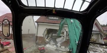 Destruyó cinco casas y se filmó