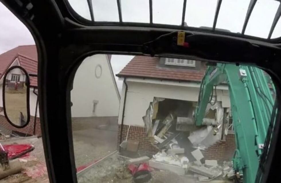 A un obrero no le pagaron el sueldo y destruyó cinco casas que había construido