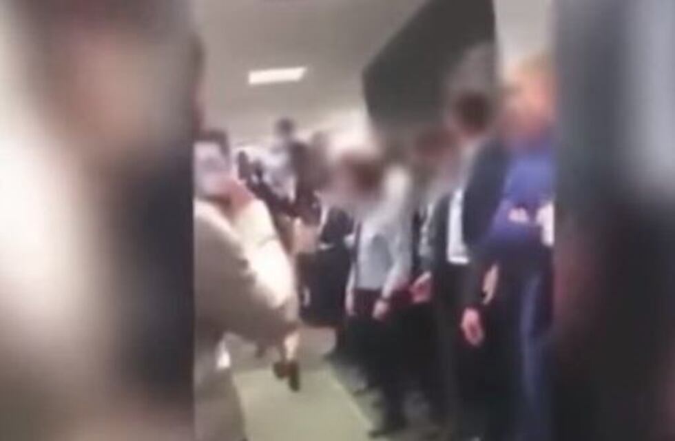 Insólito: Empleada polaca desfiló desnuda en la oficina por un "justo" motivo laboral