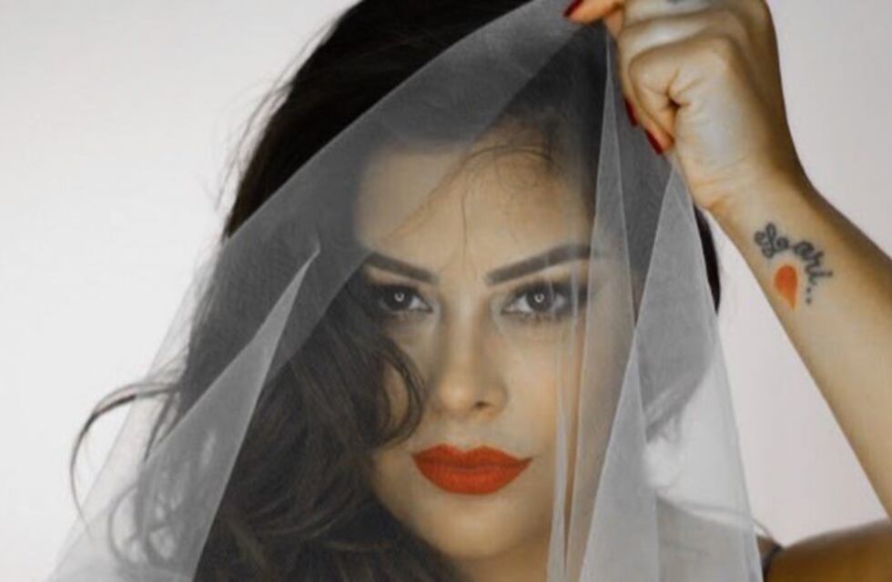 Larissa Riquelme reflexionó con una foto frente al espejo: "Me amo y no me importa el qué dirán"