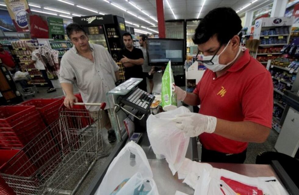 El divertido video de los empleados de un supermercado bailando al ritmo de 'Tusa'