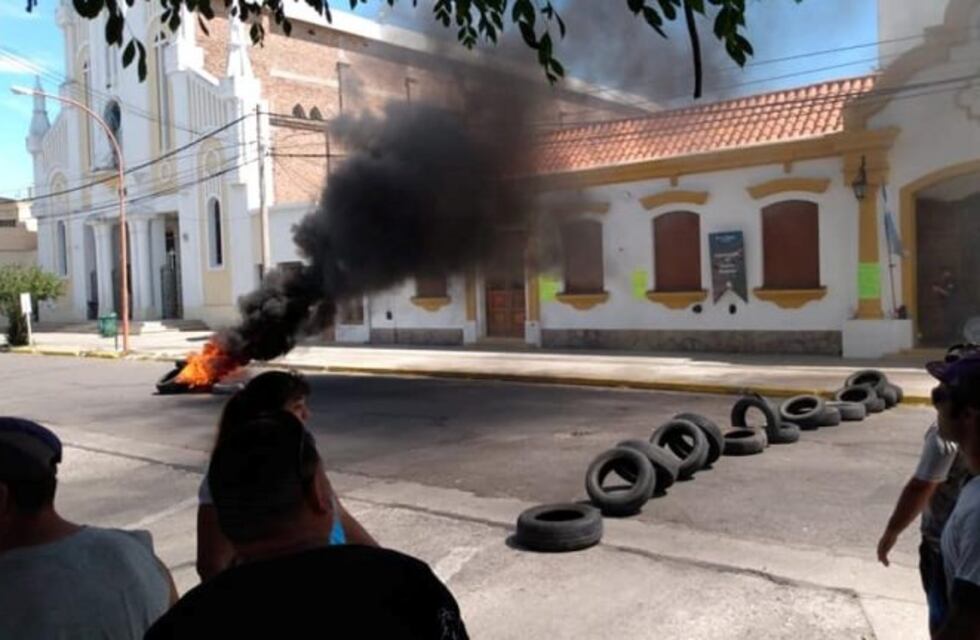 Punta Alta: bombos,  corte de calles y quema de cubiertas en la tercera jornada de paro