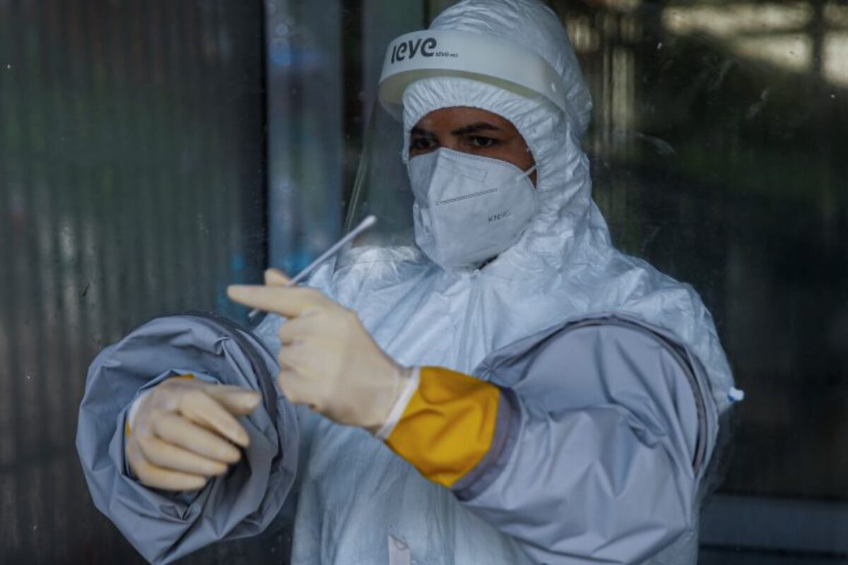 09 July 2020, Nepal, Kathmandu: A health worker collects throat swabs for the Coronavirus test of a patient at Teku-based Sukraraj Tropical and Infectious Disease Hospital\u002E Photo: Skanda Gautam/ZUMA Wire/dpa