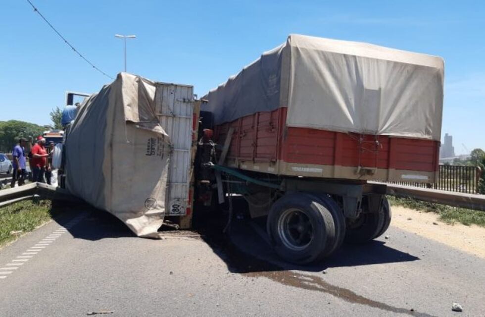 Camión volcado con derrame de cereal y combustible incluído complicó la circulación en Acceso Sur
