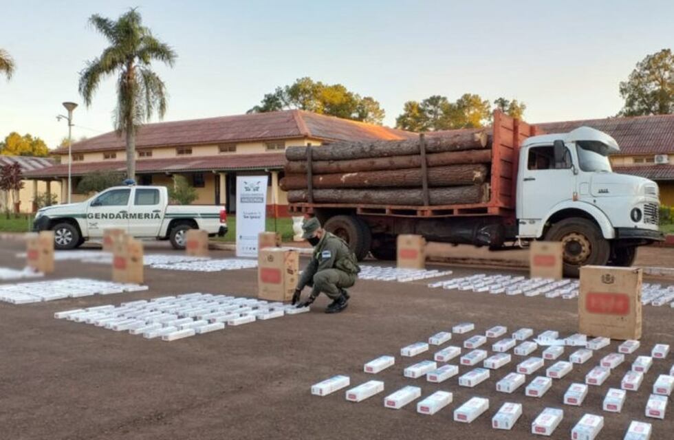 Santo Pipó: intentó traficar 6.500 paquetes de cigarrillos ocultos entre rollos de madera