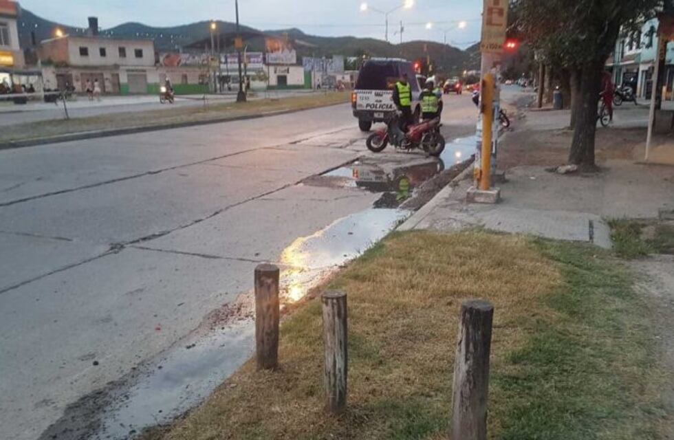 Un motociclista murió tras chocar con un auto en la avenida Tavella