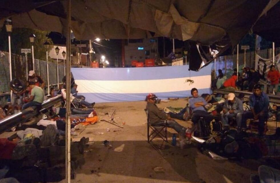 Desocupados mantienen cortado el paso internacional de Salvador Mazza
