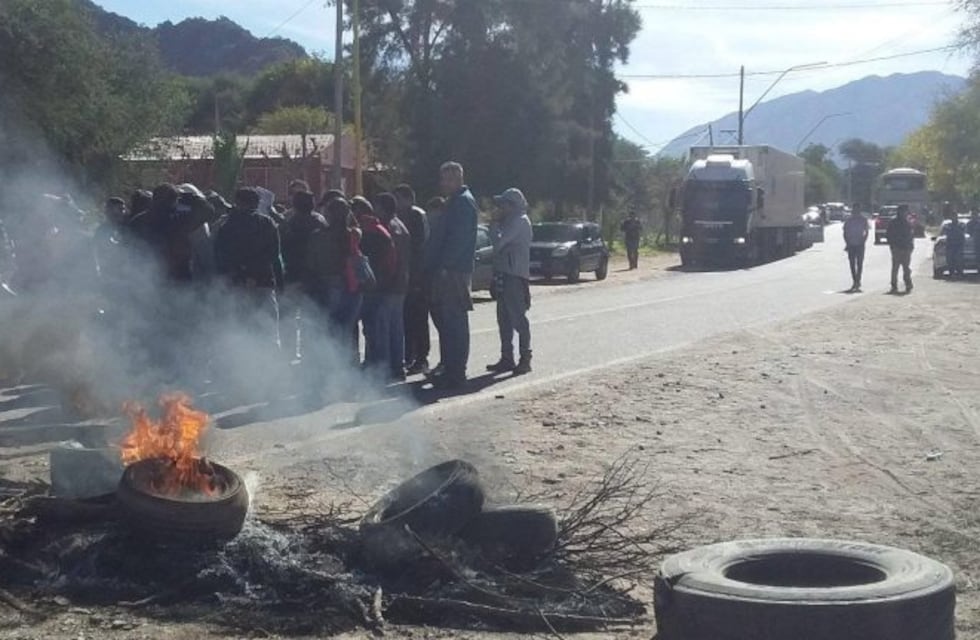 Mineros catamarqueños desocupados reclaman que tomen mano de obra local