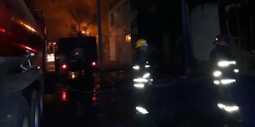 Fuego en una ferretería en San Luis\u002E Foto: Ayelén Britos\u002E