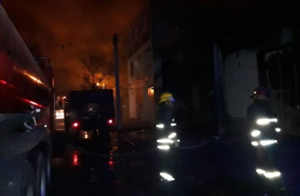 Por un incendio en una ferretería tuvieron que evacuar toda una manzana