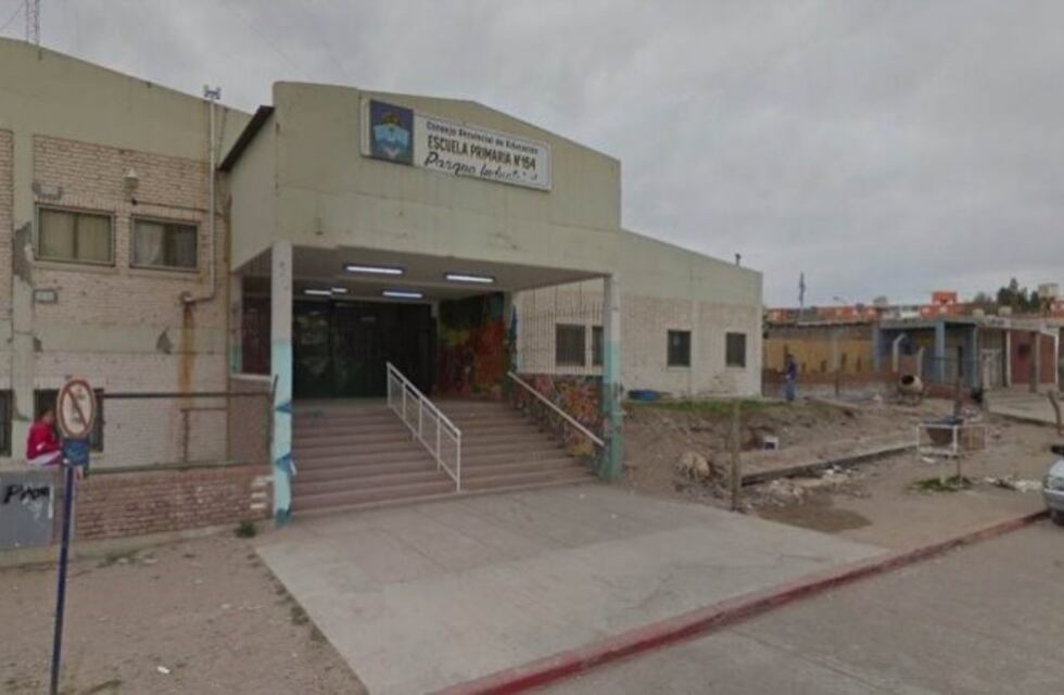 A una alumna se le cayó un portón encima que estaba atado con un alambre