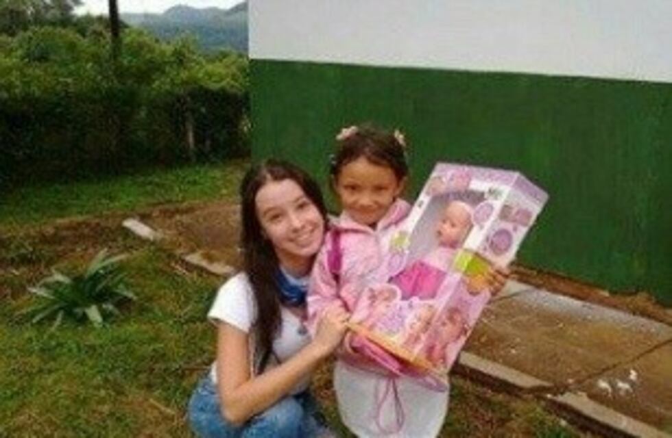 Ganó un concurso de belleza y en Irigoyen regaló juguetes y ropa