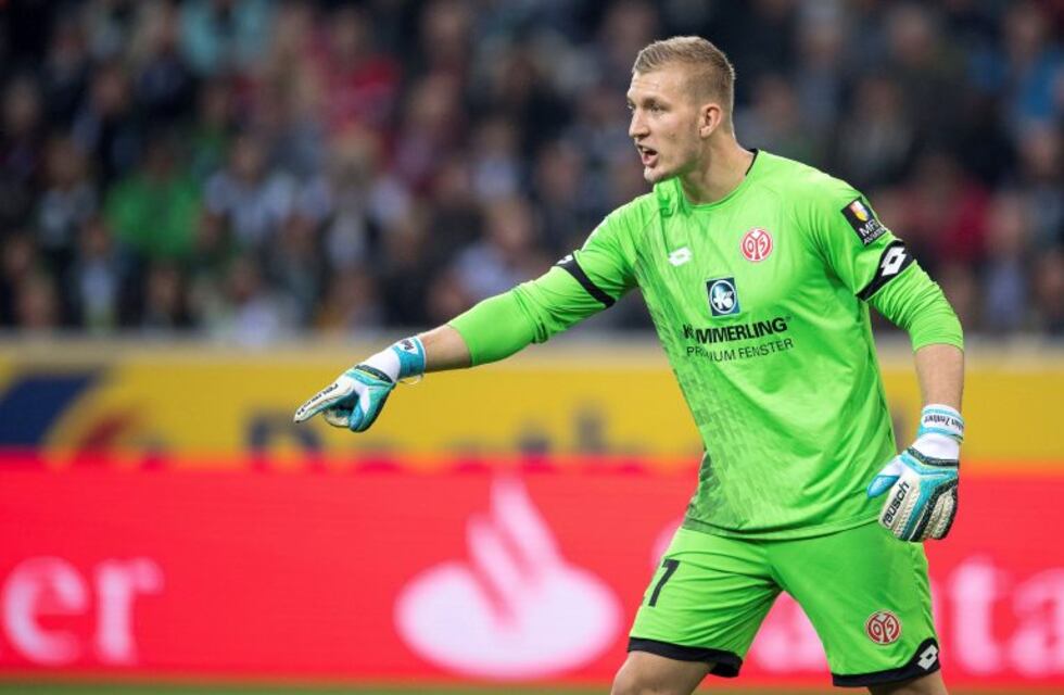 El arquero del Mainz descuidó la pelota y casi protagoniza el blooper del año