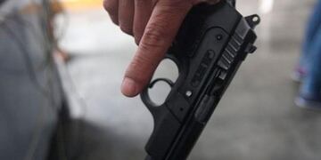 La mujer aseguró que a punta de pistola dos malvivientes la despojaron de su celular y 700 pesos\u002E