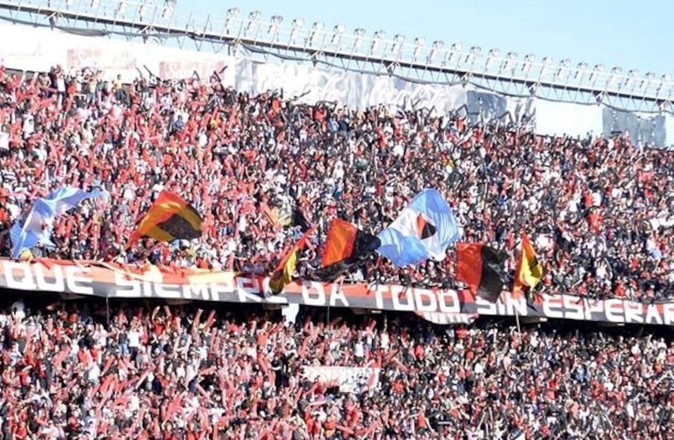 Colón bajo presión: la barra brava fue al entrenamiento a pedir dinero para viajar