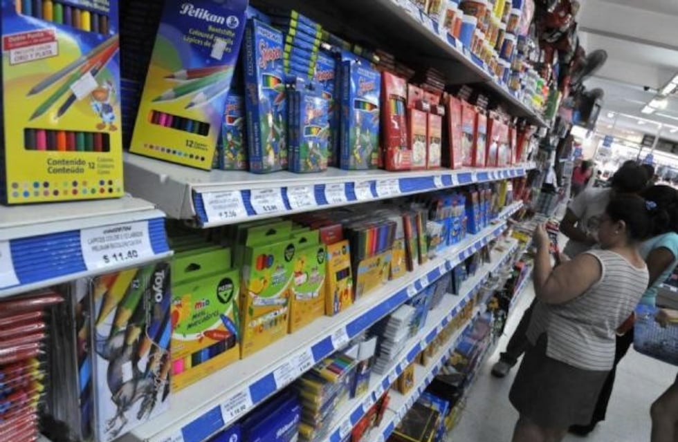 Firman acuerdo de precios para la canasta básica escolar