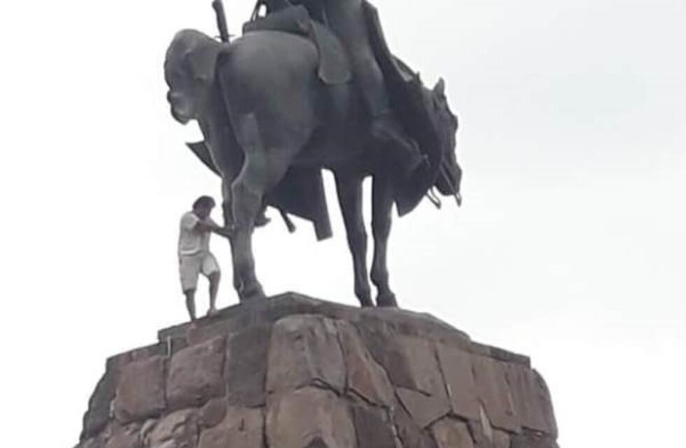 Subió a la cima del Monumento a Güemes y necesitó ayuda para bajar