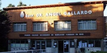 Imagen archivo\u002E Suspendieron las clases en Ángel Gallardo tras encontrar una bomba\u002E