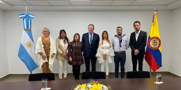 Foto: Alejandra Rafuls; Viviana Zocco, titular Up Ward Argentina; Nadia Sánchez, Ceo She Is; embajador Marcelo Stubrin; Lina Anllo, presidenta de la World Compliance Association Capítulo Argentino; Hernán Leonardo Sánchez y Juan David Sánchez, de la fundación She Is\u002E