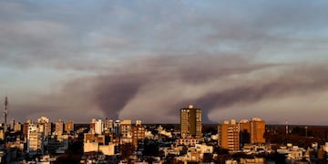 Enormes columnas de humo en Rosario porque quemas en las islas (@alanmonzon)
