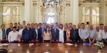 Julio Vitobello junto a intendentes de Córdoba\u002E