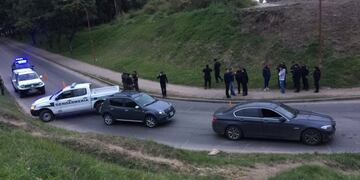 Detru00e1s del BMW quedu00f3 un Renault Sandero supuestamente utilizado para detener al conductor robado.