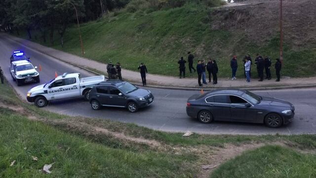 Detru00e1s del BMW quedu00f3 un Renault Sandero supuestamente utilizado para detener al conductor robado.