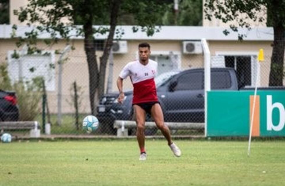 El Monito Silva se reacomoda en Instituto: "Jugué mucho tiempo de doble 5, me gusta"