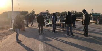 Los productores que protestan sobre la ruta 7 dejan pasar un grupo de camiones cada hora