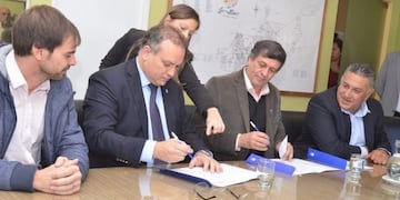 Luego del acto la situaciu00f3n se fue de las manos. Quinteros le recriminu00f3 a Quevedo su intromisiu00f3n en ciertos temas municipales.