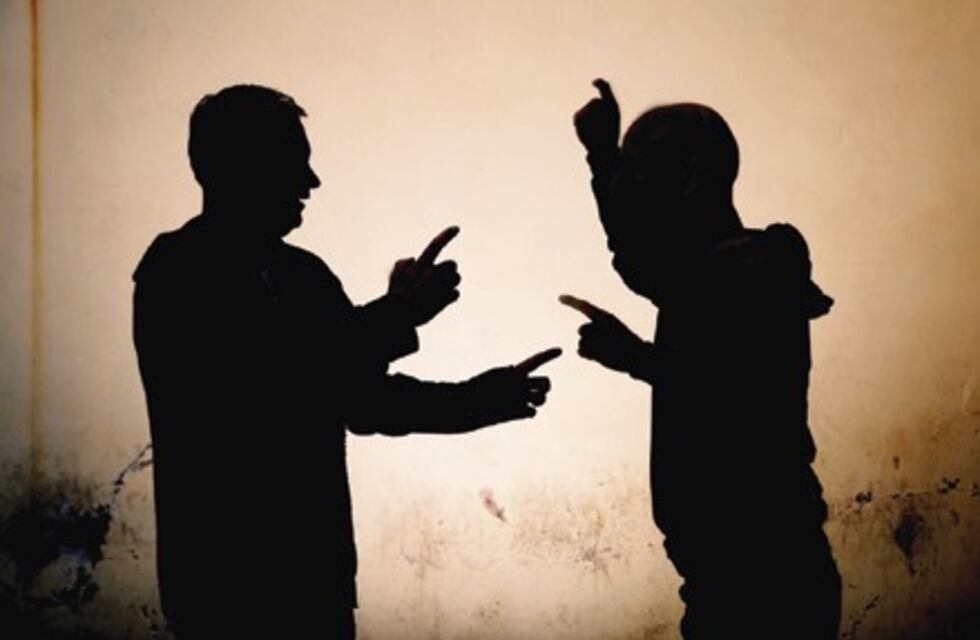 Golpeaba a su novia y un vecino lo acuchilló