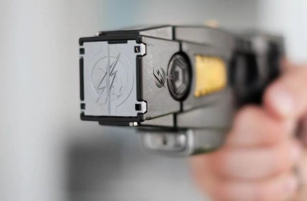 Capacitarán a los policías de Mendoza para el uso de pistolas Taser