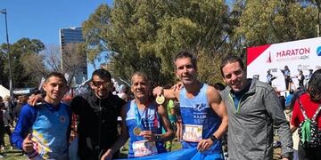 El grupo de cordobeses que compitió en los 42k de Buenos Aires: Julio Castro, el Tuco Gómez, el veterano de guerra Luis Escudero, Marcelo Cossar y Lisandro Maldonado\u002E Con Malvinas bien en lo alto\u002E