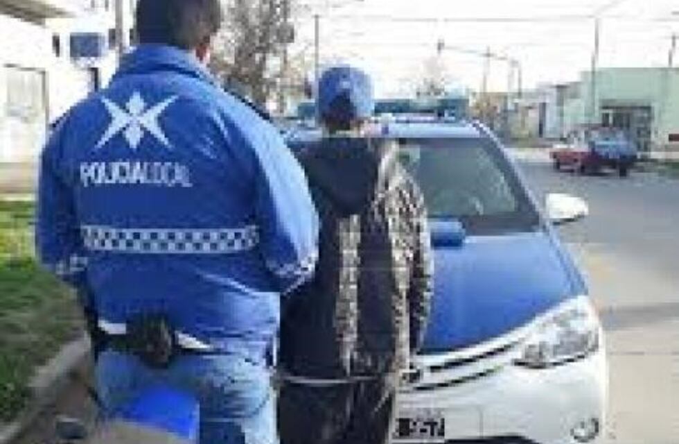 Insólito: dos jóvenes fueron a buscar a un amigo que estaba detenido en una moto robada