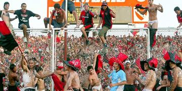 La Lepra festejó en la cancha de Independiente a pesar de que había perdido 2 a 0\u002E (Archivo AFP)