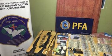 Droga, armamento y dinero en efectivo, entre loo secuestrado\u002E (@PFAOficial)
