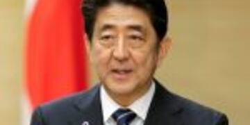 Japanese Prime Minister Shinzo Abe speaks during a joint press conference with Malaysian Prime Minister Najib Razak following bilateral talks at the latter's official residence in Tokyo on November 16, 2016. / AFP PHOTO / POOL / Kimimasa MAYAMA