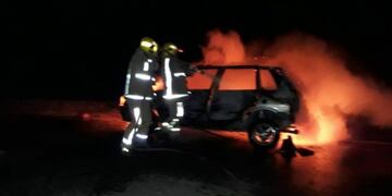 El Fiat Uno envuelto en llamas\u002E